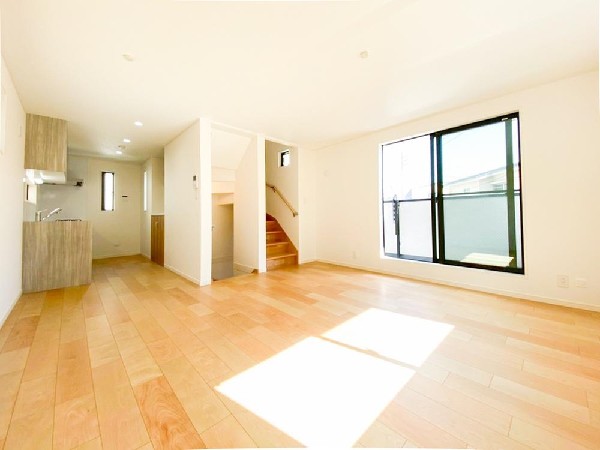 族だんらんのスペースとなるリビング。窓が多い設計なので色々な角度から光が取り込めます。明るいリビングで新しい生活を。