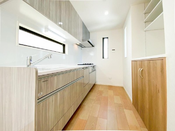 機能性とデザイン性を兼ね備えた嬉しいキッチン。食器洗乾燥機付で後片付け楽々。