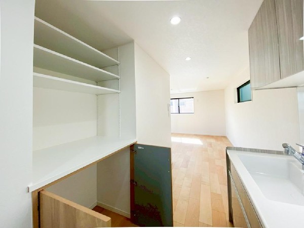 背面にカップボードが備え付けされています。システムキッチンと一体感あるカラーで見た目もgood。たまにしか使わない調理家電の収納に重宝します。