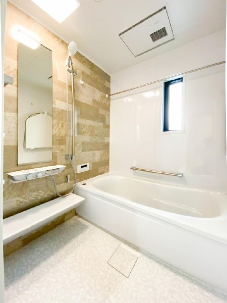 ゆったりとくつろげる綺麗な浴室。フルオートなのでボタン一つでお湯はりや追い炊きが可能。時間短縮でシャワーだけの方も多いですが、一日の疲れを癒すため湯船に浸かれば心身ともにリラックス。