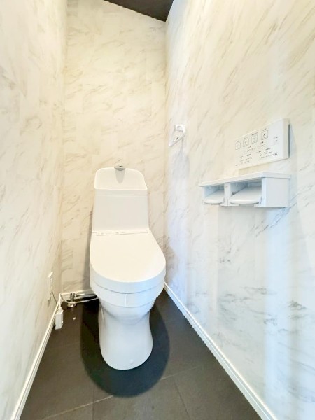 洗浄機能付き便座を標準装備。便座保温機能もあるので寒い季節も安心。トイレ奥のスペースにちょっとした収納を造作することも可能。トイレットペーパーなど効率的に収納できます。