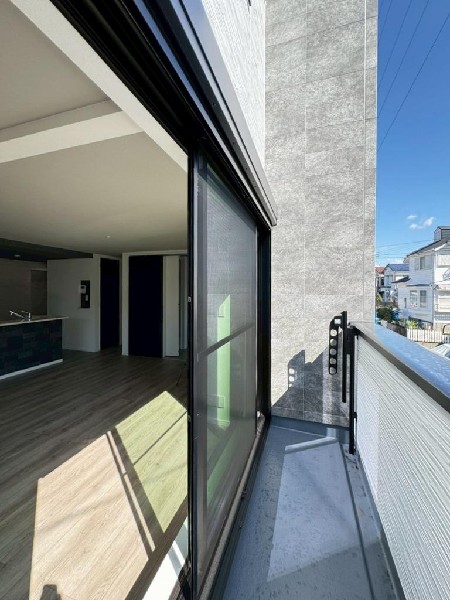 南からの明るい光が差しこむ陽だまりの空間。南に大きく面したバルコニーでお洗濯もあっという間に乾きそう。家事もスムーズにこなせますね。太陽の匂いが感じられる心地よさ。