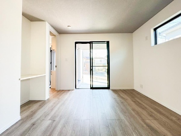 2面採光でお部屋の隅々まで明るい印象の居室。おひさまの光を、爽やかな風をたっぷりと取り込めます。居室内はいつも明るいので、毎日の生活も自然と明るくなりますね。