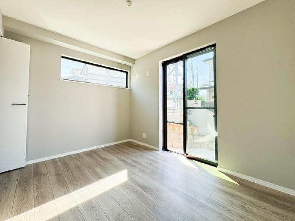 光を取り込みやすい2面採光の居室は日当たり良好です。クローゼットの完備で収納スペースも十分。初めてのお子様にとっての「自分の部屋」。学習デスクやベッドの配置もラクラクです。