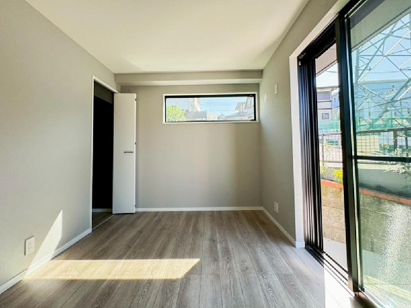 光を沢山取り込める大きな窓。日差しを長時間受ける事が出来る暖かいお部屋です。もちろんペアガラスなので、遮音性にも優れ、結露も発生しにくい構造。サッシ周りのカビが発生しにくくなります。