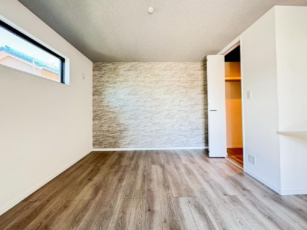 清潔感あるカラーで仕上げられた内装です。世代を問わず人気で、インテリアも合わせやすい色調ですので、落ち着きと安らぎを感じさせる雰囲気になっています。