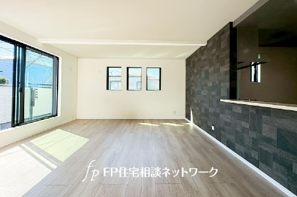 19.6帖の広々ＬＤＫ。導線もしっかりと取れているので、ダイニングテーブルやソファーなどの家具もしっかりと配置できます。ゆったりとした広さの空間でご家族だんらんの時間をお過ごしください。