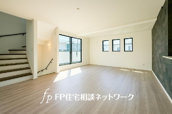 家族と過ごす時間を大切にしたい方にぴったりのゆとりある住空間です。窓からの日差しがリビングの隅々までしっかりと届きます。