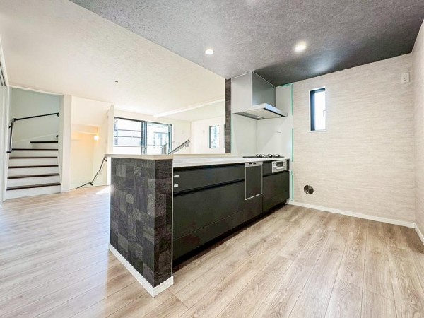 リビングのお子様を見守りながらお料理が出来る対面式カウンターキッチン。ご家族との会話がはずみます。