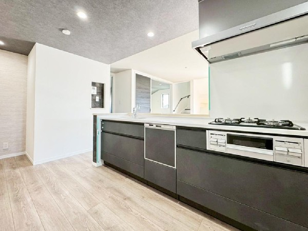 新しいキッチンは食事の支度が捗ります。お手伝いをしてくれるお子様と並びながら準備や片付けが出来るキッチンは、ご家族のコミュニケーションを育む場として活躍します。何気ない時間ですが、大切にしたいですね。