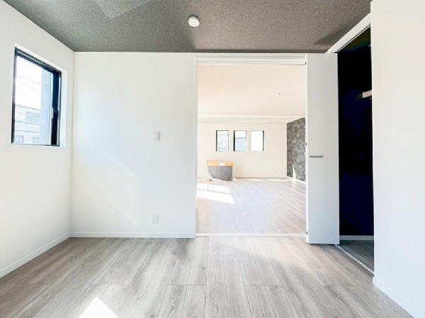 リビングとつづき間を隔てる引き戸を開放すれば、約25帖の大空間に。急な来客やご家族構成によってシーンで使い分けられる便利な空間です。