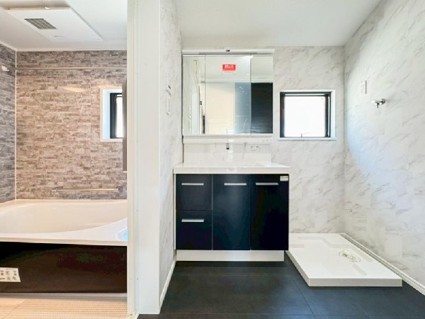 ゆとりの洗面スペースで朝の身支度も快適スムーズに。三面鏡で髪のセットやお化粧もストレスなくこなせ、朝から気分良く通勤通学に向かえそうですね！鏡の裏にはたっぷりと収納スペースを標準装備！