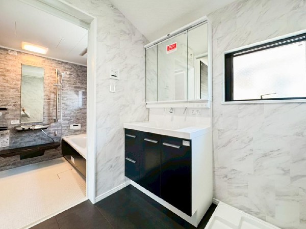 ゆとりの洗面スペースで朝の身支度も快適スムーズに。三面鏡で髪のセットやお化粧もストレスなくこなせ、朝から気分良く通勤通学に向かえそうですね！鏡の裏にはたっぷりと収納スペースを標準装備！