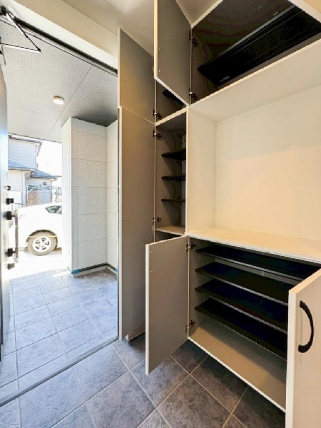 外観:散らかりがちな玄関をスッキリと保てる玄関収納は、家の中に入る時一番最初に目に付く場所だからこだわりたい。落ち着いた雰囲気の色目が、室内のカラーやデザインと調和しています。