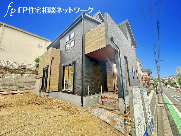 外観:光と風が行わたる開放感あふれる邸宅　春には気持ちの良いそよ風、冬には朝の暖かな光　季節の移り変わりを感じる暮らしを実現