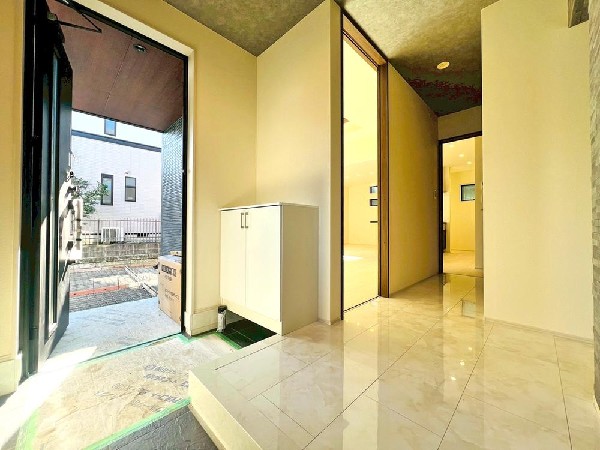 外観:隣地と距離を置き、優美に佇む外観。飾る植栽が暮らす家族と来訪者の目をの楽しませる演出。