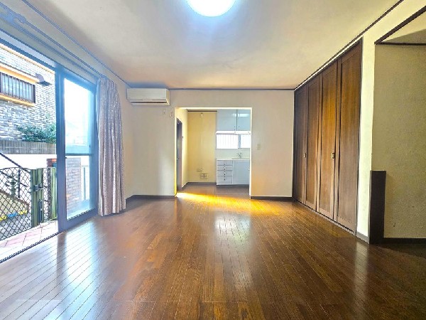 窓をあけるとすがすがしい空気が肌をひきしめる朝。鳥たちのさえずりが「おはよう」のあいさつに聞こえる。大好きなオムライスとコーヒーの香りにゆっくりと笑顔に変わっていく時間。