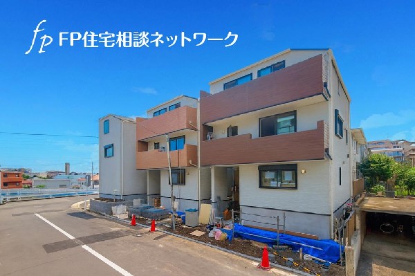 外観:良好な住環境が保たれたエリア。低層の一戸建を中心とした街並みが整然と続き周辺は高い建物が建っておらず、採光や開放性に恵まれ、空が広く緑の多い閑静な趣を感じる環境です。