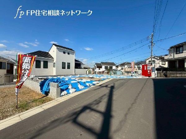 外観:前面は分譲地専用に通した5.5メートル幅の道路。通り抜けが出来なくなっておりますので、他の車は進入してきません。運転が苦手な方でも落ち着いて車庫入れ可能です。