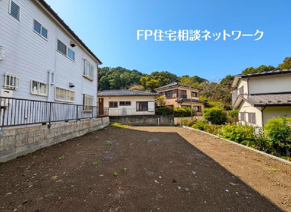 外観:四季の移り変わりを感じられる贅沢な環境。緑に恵まれたエリアで、毎日のお散歩も気持ちよさそうです。自然に包まれた穏やかな暮らしができる住環境が整っています。