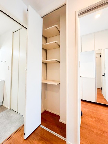 キッチン隣には、ストック食材や調理家電の収納に便利なパントリー収納付です。