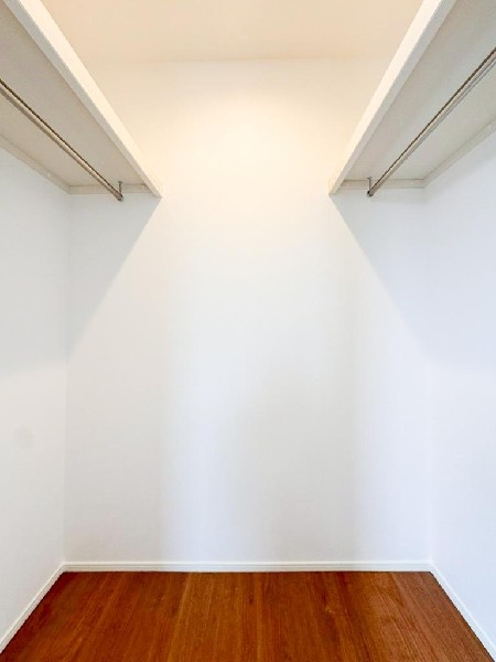 ウォークインクローゼットのある住まいで収納上手な生活を実現。衣類だけでなく、箱物や思い出の品もたっぷり収納できます。