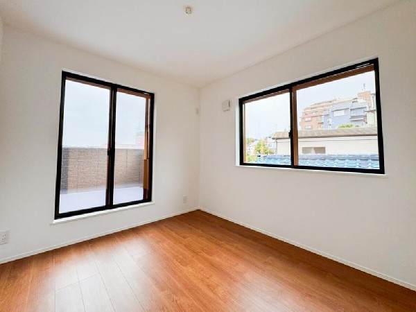 光を取り込みやすい2面採光の居室は日当たり良好です。クローゼットの完備で収納スペースも十分。初めてのお子様にとっての「自分の部屋」。学習デスクやベッドの配置もラクラクです。