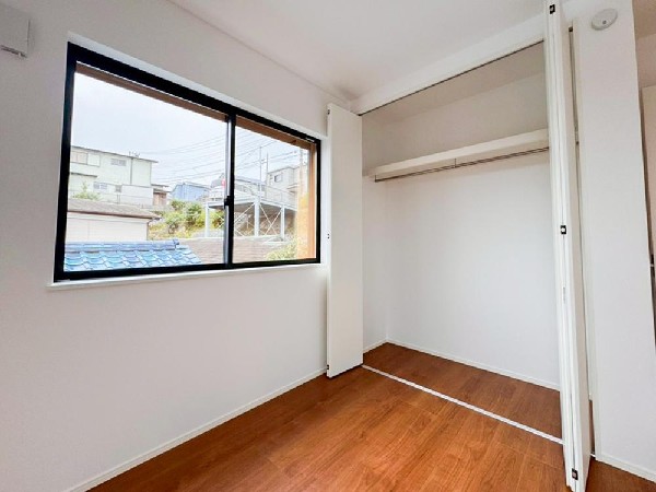 全居室には大型の収納クローゼットを完備。普段使いのお洋服や小物はもちろん、季節物のお洋服などもしっかりと整理整頓出来る。居室空間を隅々まで使えるのが嬉しい。