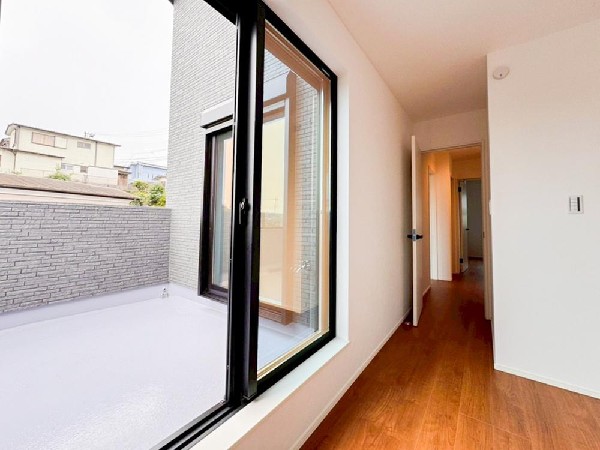 光を沢山取り込める大きな窓。日差しを長時間受ける事が出来る暖かいお部屋です。もちろんペアガラスなので、遮音性にも優れ、結露も発生しにくい構造。サッシ周りのカビが発生しにくくなります。