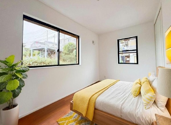 光を取り込みやすい2面採光の居室は日当たり良好です。クローゼットの完備で収納スペースも十分。(本画像はCGで作成しており、実際に現地に家具はおかれておりません。また価格に家具は含まれておりません。）