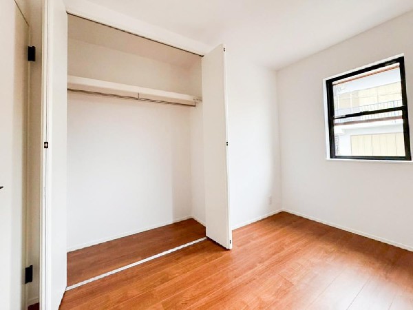 収納力が豊富な大型クローゼット。普段着やスーツはもちろんのこと、コート類などもしっかり掛けられます。奥行きもあるので、収納ボックスもそのまましまえて部屋がスッキリしますね。