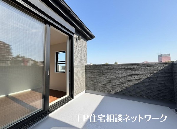 南からの明るい光が差しこむ陽だまりの空間。お洗濯もあっという間に乾きそうです。