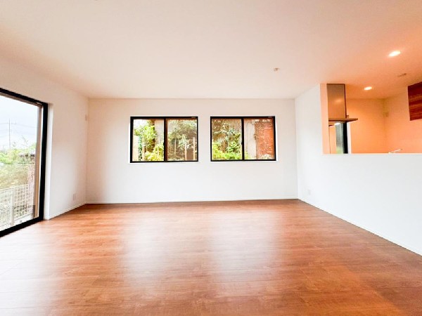 家族だんらんのスペースとなるリビング。窓が多い設計なので色々な角度から光が取り込めます。明るいリビングで新しい生活を。