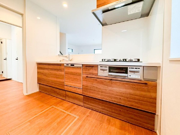 リビングを見渡せる対面式キッチンは、ご家族との会話もできて毎日のお料理が楽しくなります。リビングで遊ぶお子様にも目が届くので安心して家事が出来ますね。