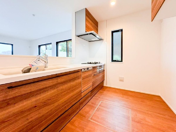 新しいキッチンは食事の支度が捗ります。お手伝いをしてくれるお子様と並びながら準備や片付けが出来るキッチンは、ご家族のコミュニケーションを育む場として活躍します。何気ない時間ですが、大切にしたいですね。