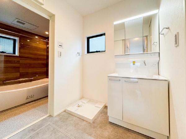 ゆとりの洗面スペースで朝の身支度も快適スムーズに。三面鏡で髪のセットやお化粧もストレスなくこなせ、朝から気分良く通勤通学に向かえそうですね！鏡の裏にはたっぷりと収納スペースを標準装備！