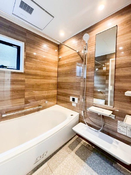 ユニットバスはゆったりとくつろげる1坪タイプ。足までしっかりと伸ばせる浴槽は、心身ともにしっかりと疲れを癒してくれます。お子様と一緒の入浴でも充分な広さです。