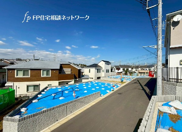 外観:前面道路は車通りの少ない道路。お車の出し入れが苦手なママや小さなお子様にも安心ですね。しっかり舗装もされているので、ベビーカーや自転車で通っても快適に通行できます。