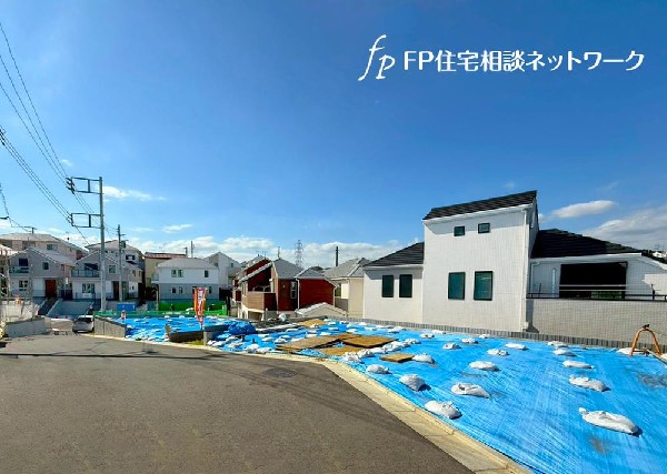 外観:第一種低層住居専用地域の良好な住環境が保たれたエリア。低層の一戸建てを中心とした街並みが整然と続き、周辺は高い建物が建っていないので、採光や開放性に恵まれています。