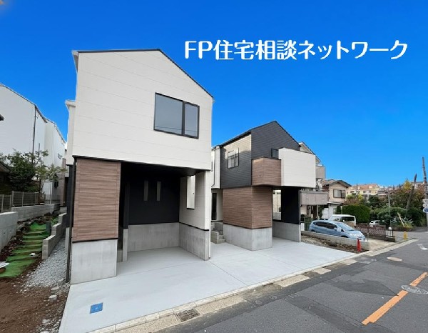 外観:◇前面道路の様子◇  閑静な車通りの少ない道路。お車の出し入れが苦手なママや小さなお子様にも安心ですね。車のすれ違いも問題なくできるので、ストレスなく運転できます！