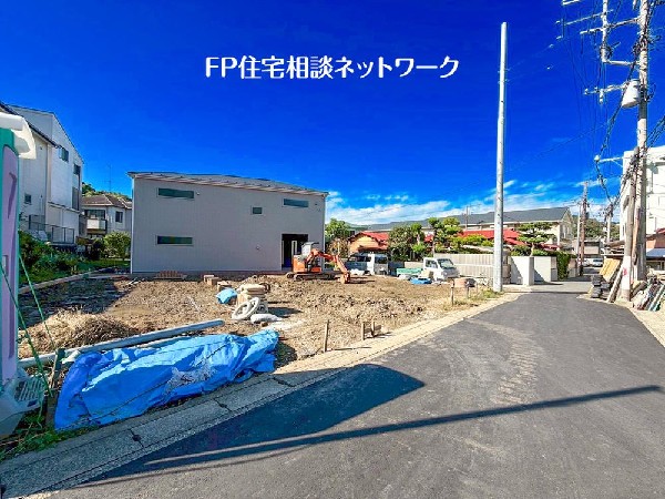 外観:四季を通じて自然と触れ合えるスポットが周辺には盛りだくさん！お散歩やジョギング、週末のご家族での遊びに最適です。目の前に広がる開放感とゆとり、暮らしの夢を育む理想の住まいがここにはあります。