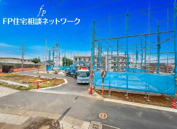 外観:◇前面道路の様子◇  閑静な車通りの少ない道路。お車の出し入れが苦手なママや小さなお子様にも安心ですね。車のすれ違いも問題なくできるので、ストレスなく運転できます！