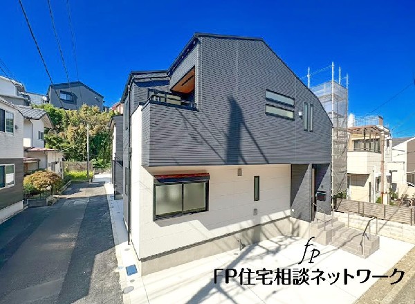 外観:◇外観◇  四季を通じて自然と触れ合えるスポットが周辺には盛りだくさん！お散歩やジョギング、週末のご家族での遊びに最適です。目の前に広がる開放感とゆとり、暮らしの夢を育む理想の住まいがここにはあります。