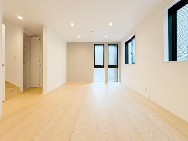 家族だんらんのスペースとなるリビング。窓が多い設計なので色々な角度から光が取り込めます。明るいリビングで新しい生活を。