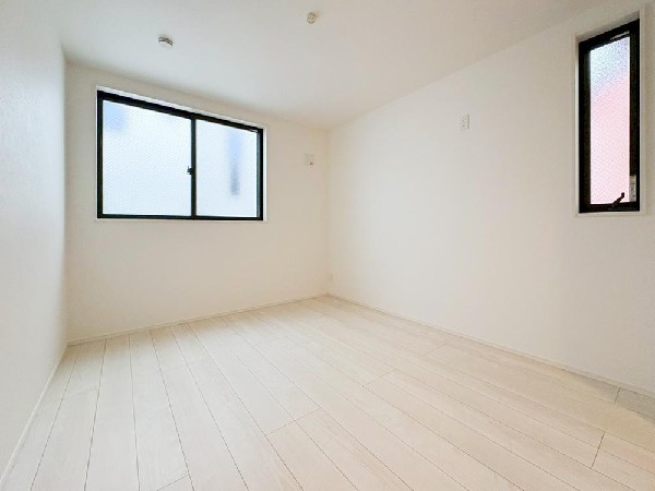 光を取り込みやすい2面採光の居室は日当たり良好です。クローゼットの完備で収納スペースも十分。初めてのお子様にとっての「自分の部屋」。学習デスクやベッドの配置もラクラクです。