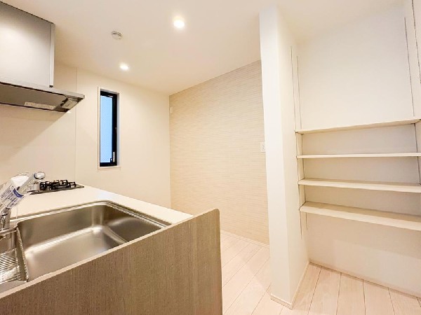 キッチン隣には、ストック食材や調理家電の収納に便利なパントリー収納付です。これだけのスペースがあれば、お水や非常食などの備蓄庫としても活躍しそうです。