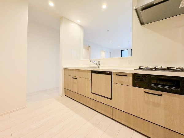 新しいキッチンは食事の支度が捗ります。お手伝いをしてくれるお子様と並びながら準備や片付けが出来るキッチンは、ご家族のコミュニケーションを育む場として活躍します。何気ない時間ですが、大切にしたいですね。