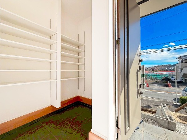 外観:◇玄関◇  シューズクロークは可動棚タイプになっていますので、ブーツや長靴もたっぷり収納いただけます。いつも気持ちよくご家族をむかえられるよう、玄関収納をフル活用してスッキリとした玄関を保ってください。