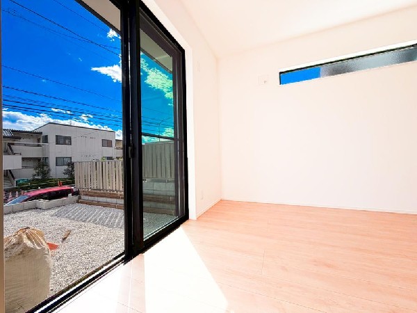 ◇リビング・ダイニング◇  ＬＤＫのメインとなる大きな窓。開口部からは暖かい日差しが長い時間射し込みます。天気の良い日は是非窓を開けて風通しの良さもご体感下さい。明るいＬＤＫがご家族団欒の時を包みます。