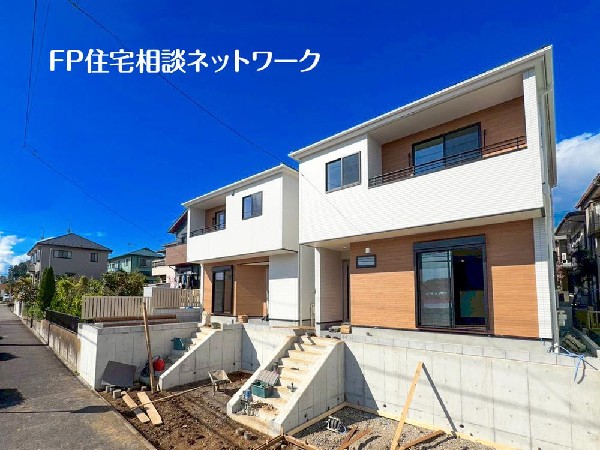 外観:◇外観◇  開放感のある現地で、前面道路よりも少し高くなっておりますので、プライベート感も保たれます！高くなっている分、日当りや風通しも良く快適な生活が待っています！